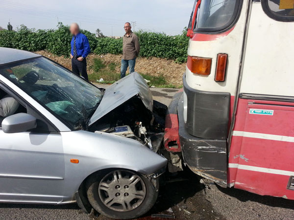  بالصور: 3 إصابات بحادث طرق بين مركبة خصوصية وحافلة ركاب في الرملة 